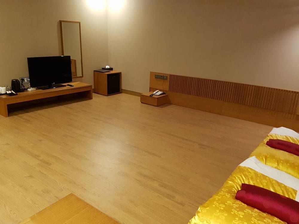 J Square Hotel And Wedding Jinju Eksteriør bilde