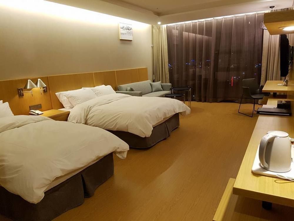J Square Hotel And Wedding Jinju Eksteriør bilde