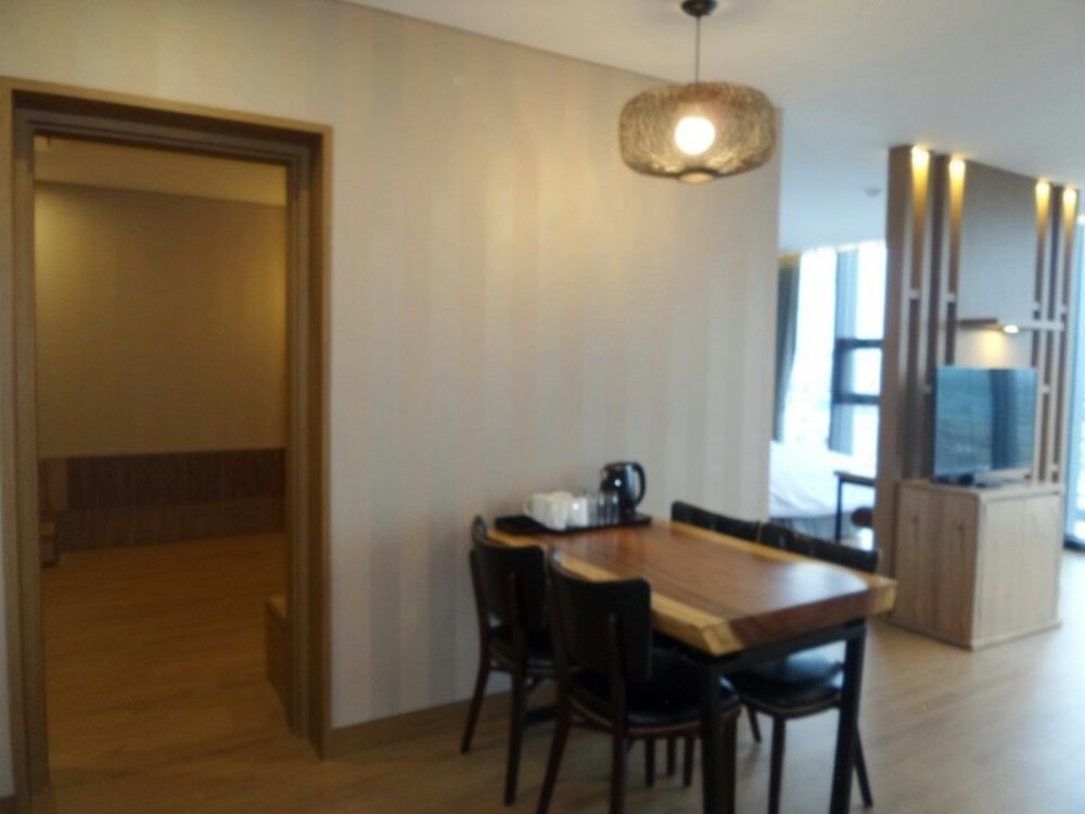 J Square Hotel And Wedding Jinju Eksteriør bilde