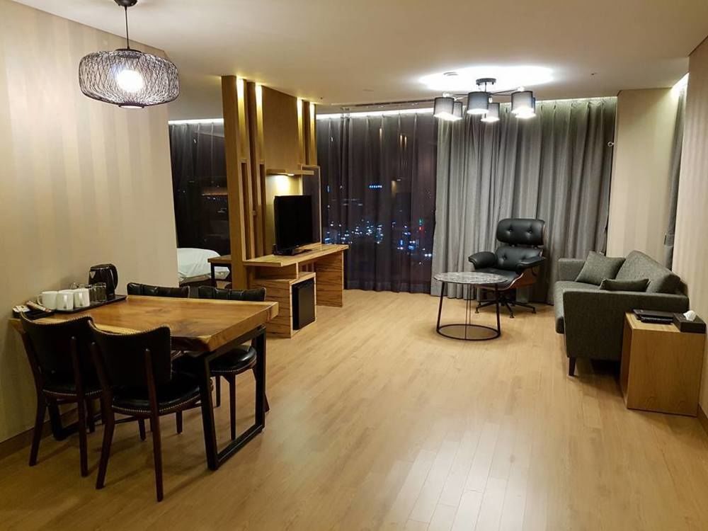J Square Hotel And Wedding Jinju Eksteriør bilde
