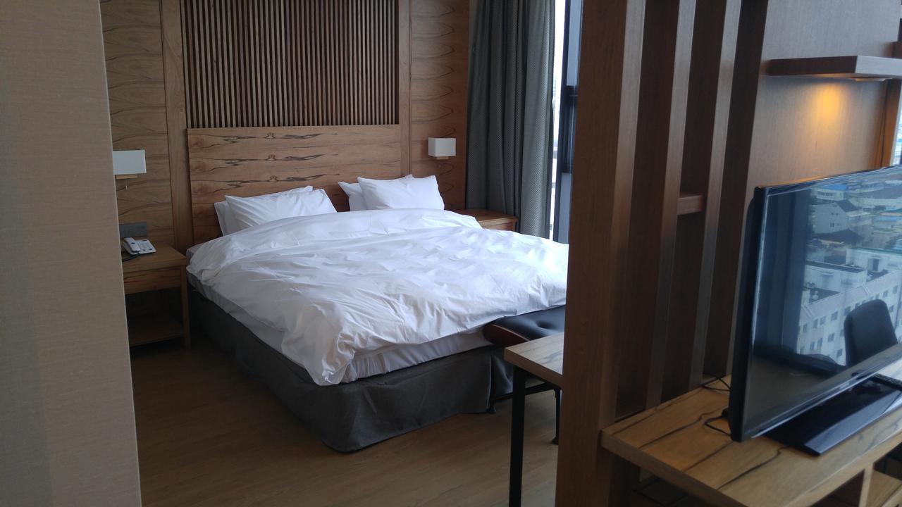 J Square Hotel And Wedding Jinju Eksteriør bilde