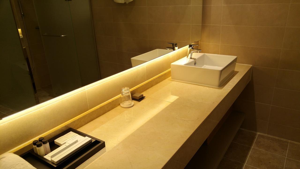 J Square Hotel And Wedding Jinju Eksteriør bilde