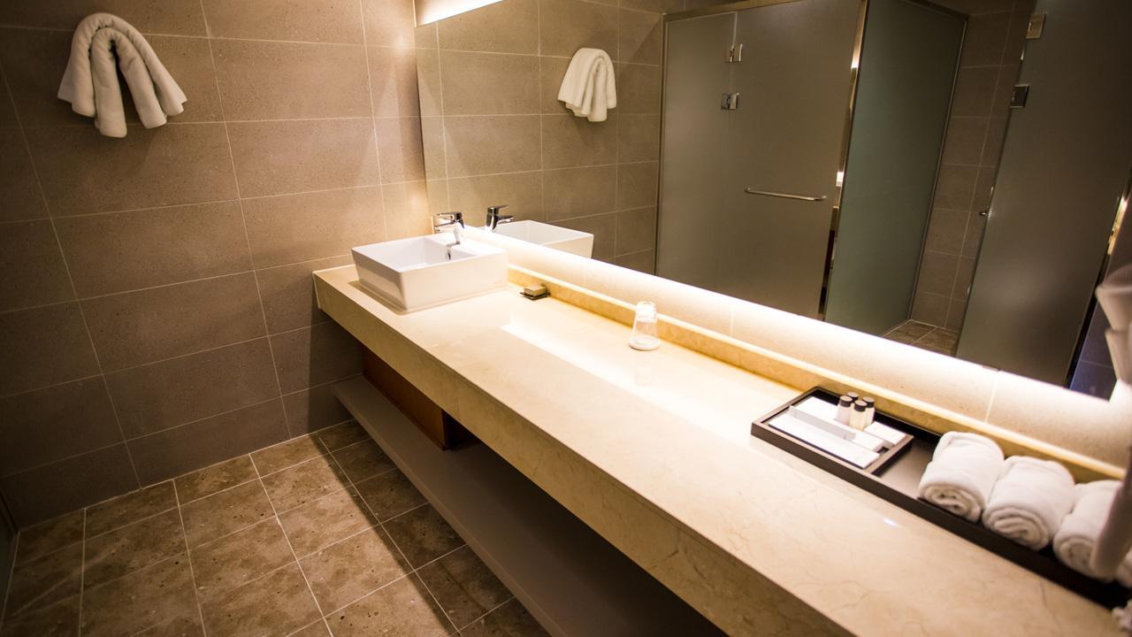 J Square Hotel And Wedding Jinju Eksteriør bilde