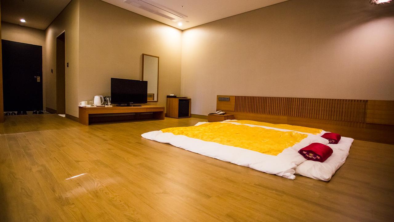 J Square Hotel And Wedding Jinju Eksteriør bilde