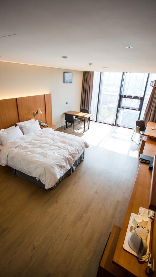 J Square Hotel And Wedding Jinju Eksteriør bilde