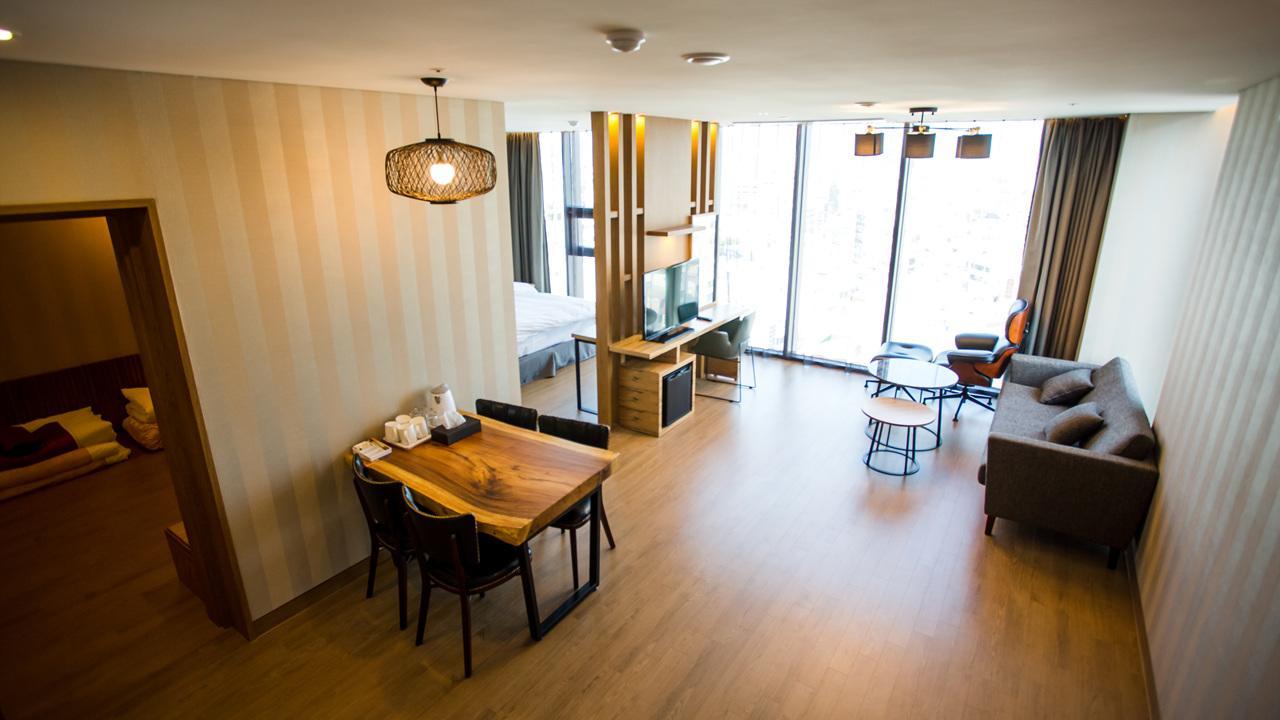J Square Hotel And Wedding Jinju Eksteriør bilde