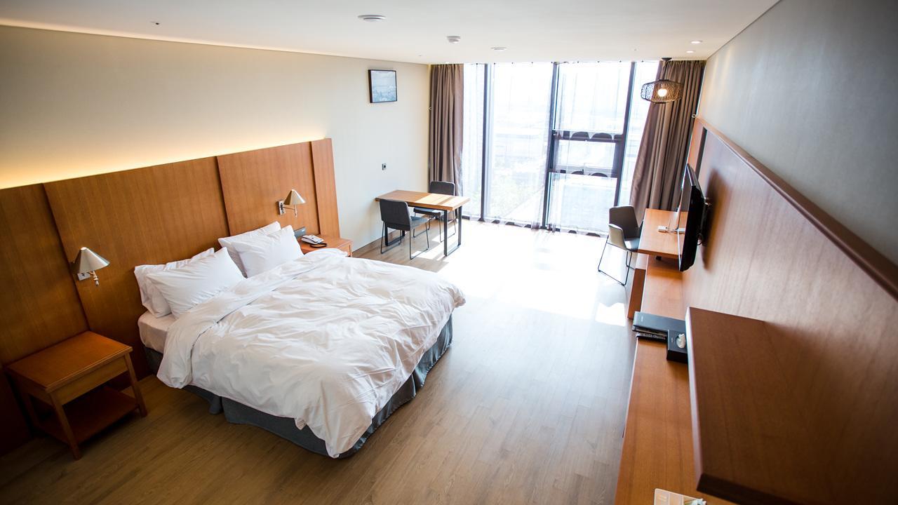 J Square Hotel And Wedding Jinju Eksteriør bilde