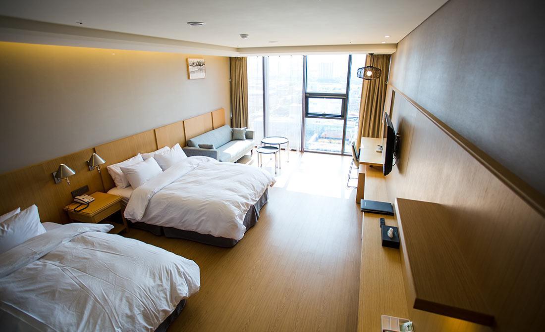 J Square Hotel And Wedding Jinju Eksteriør bilde