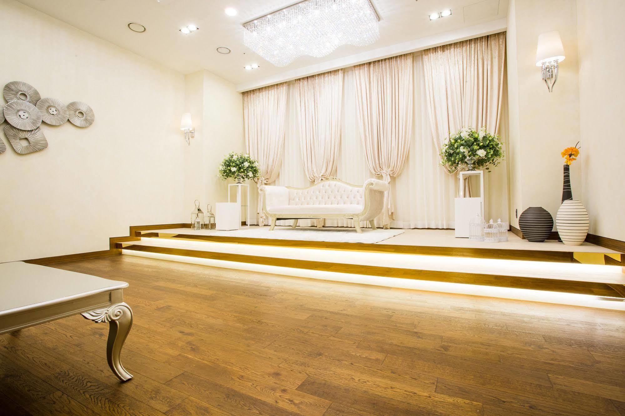 J Square Hotel And Wedding Jinju Eksteriør bilde