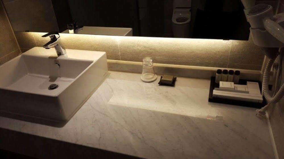 J Square Hotel And Wedding Jinju Eksteriør bilde