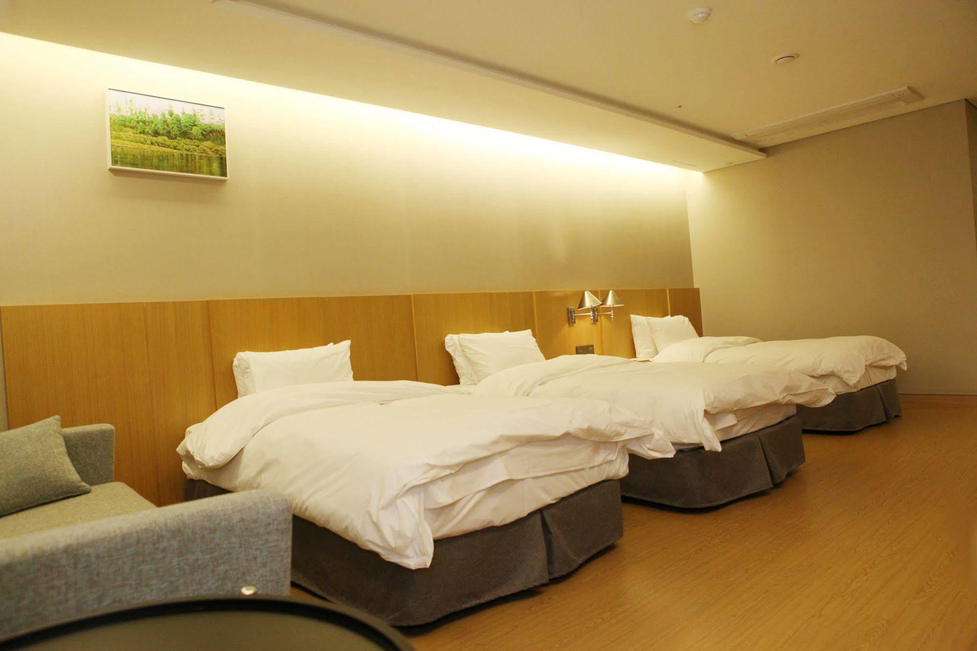 J Square Hotel And Wedding Jinju Eksteriør bilde